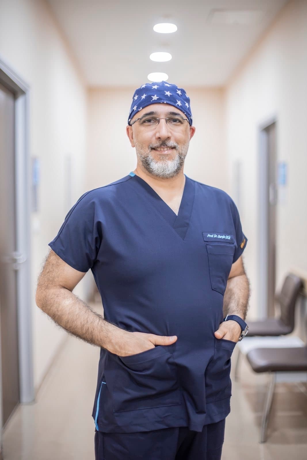 Prof. Dr. Burçin Çelik lacivert cerrahi forma ve yıldızlı boneyle