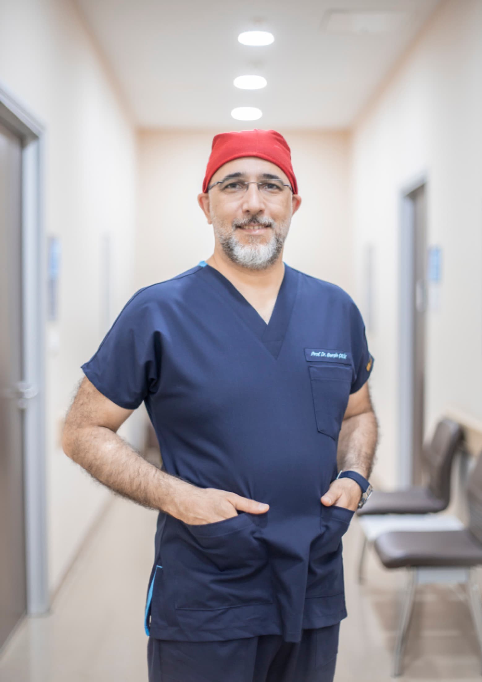 Kırmızı cerrahi boneli Prof. Dr. Burçin Çelik
